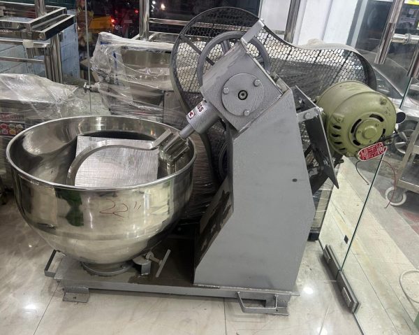 Dough kneading machine